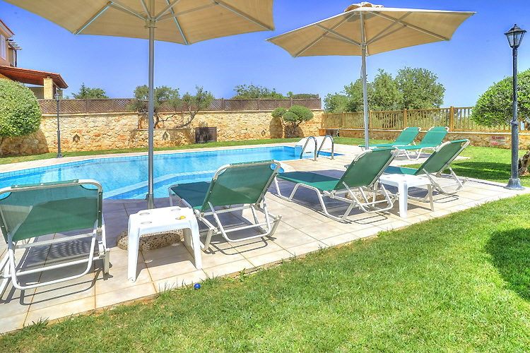 Villa Anemoni - Swimmingpool und Sonnenschirme