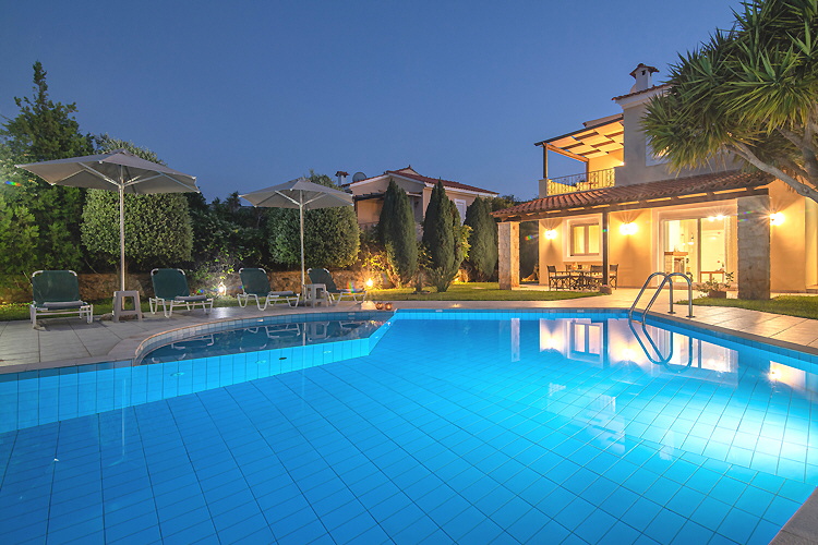 Villa Anemoni - Swimming pool at night