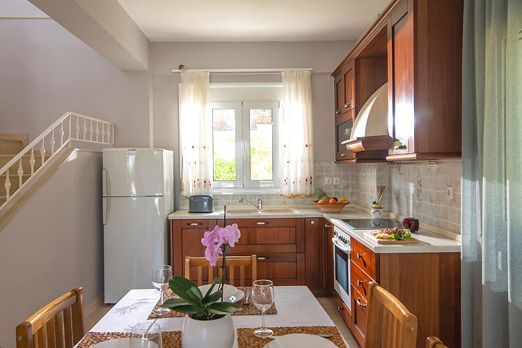 Villa Elessa - Kitchen and dining table