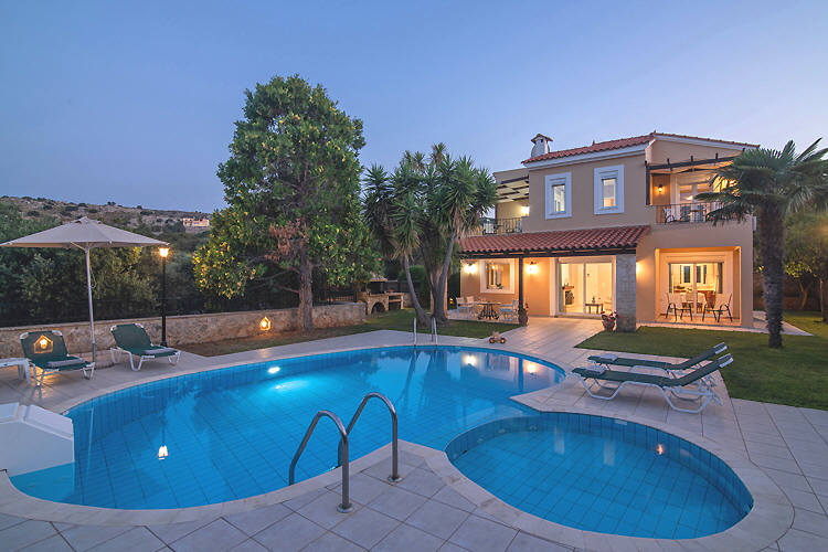 Villa Elessa - Swimmingpool und Garten abends
