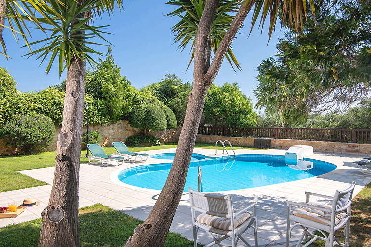 Villa Elessa - Garden and swimming pool