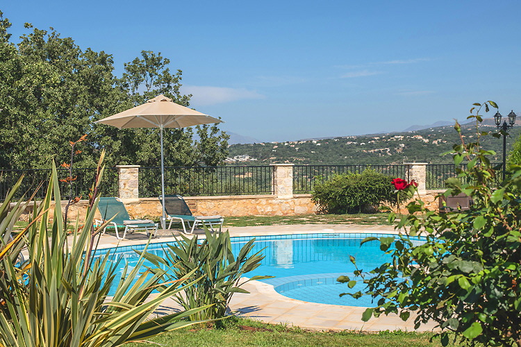 Villa Chloe - Garden and swimming pool