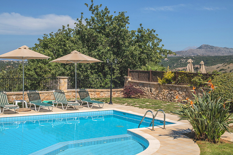 Villa Daphni - Swimmingpool und Garten
